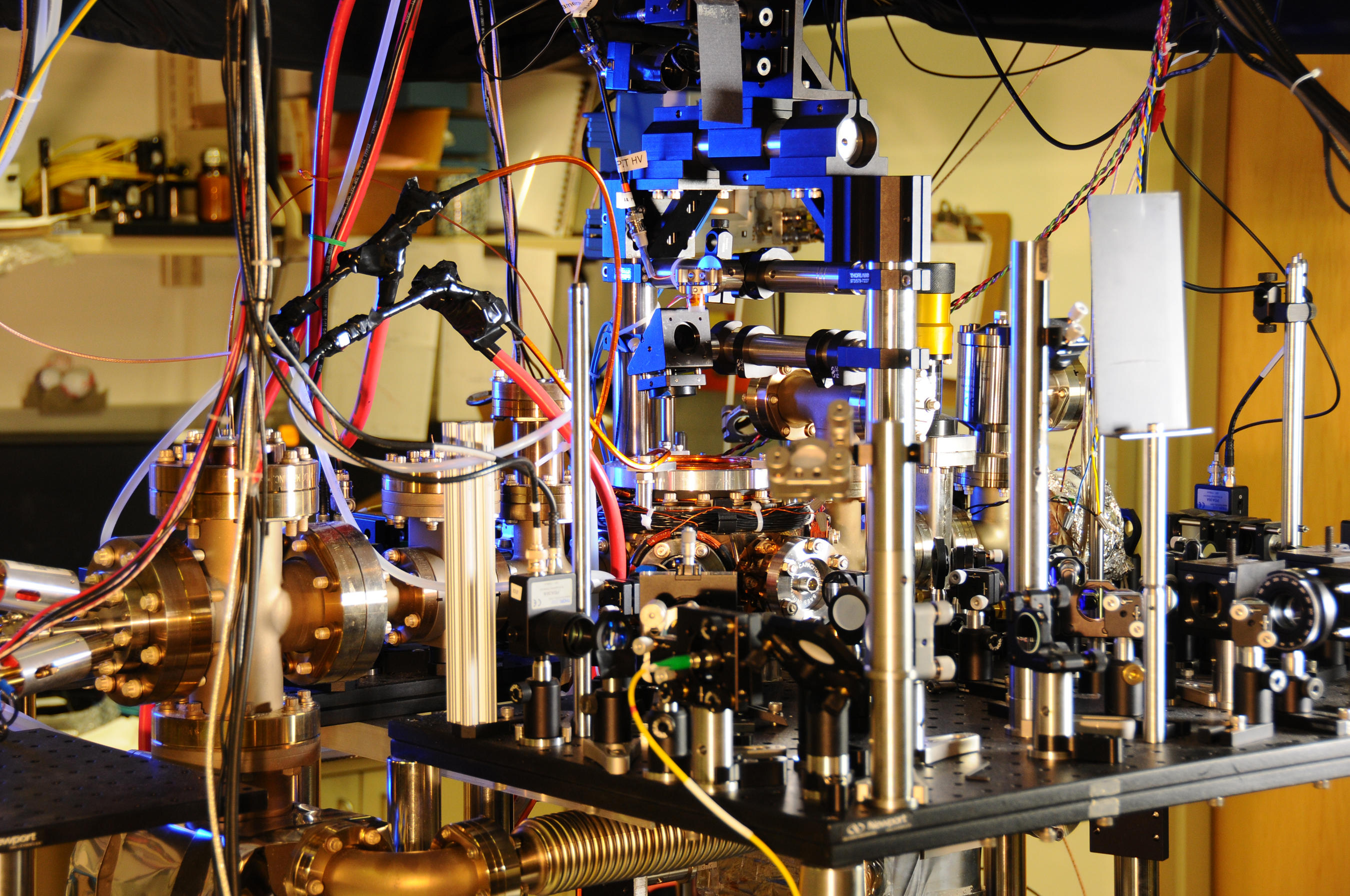 Zegar atomowy w NIST (National Institute of Standards and Technology) bazujący na izotopie iterbu. Źródło: Burrus/NIST
