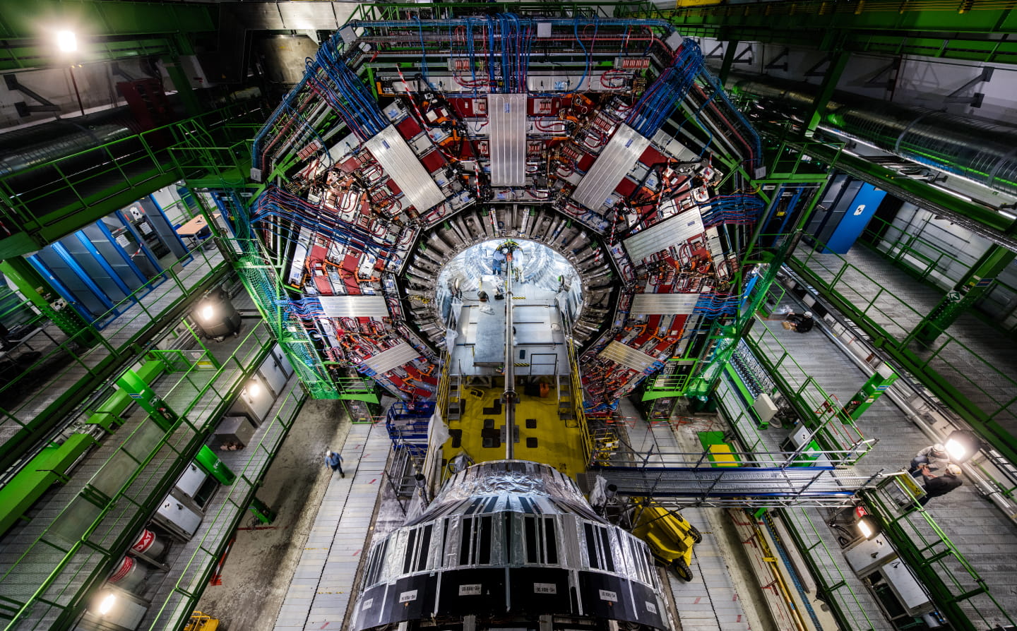 Wymiana detektora pikselowego w eksperymencie CMS w CERN (2017). Fot. Maximilien Brice / CERN.