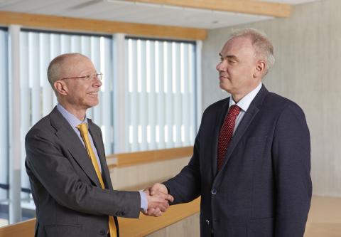 Nowy Przewodniczący Rady European XFEL, prof. Ryszard Sobierajski (po prawej) i ustępujący Przewodniczący Federico Boscherini (po lewej). Źródło: European XFEL