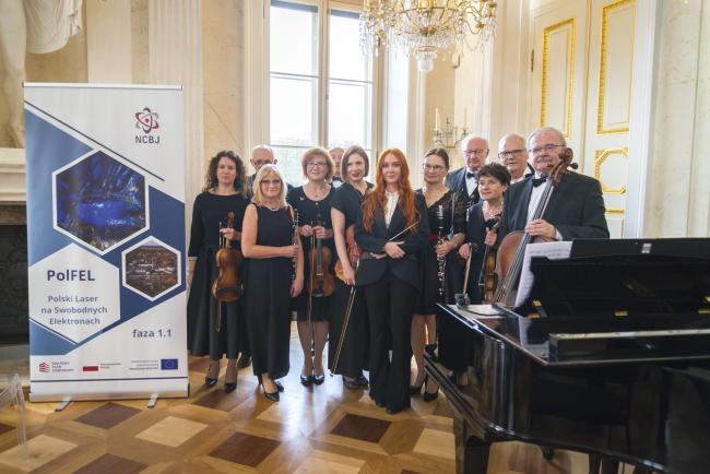 5 kwietnia 2025 roku w Warszawie, w Sali Balowej Pałacu na Wodzie w Łazienkach Królewskich, odbył się – promujący projekt PolFEL faza 1.1. – koncert orkiestry Sinfonia Silva pod batutą Izabeli Ryśnik.
