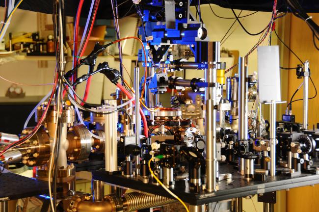 Zegar atomowy w NIST (National Institute of Standards and Technology) bazujący na izotopie iterbu. Źródło: Burrus/NIST